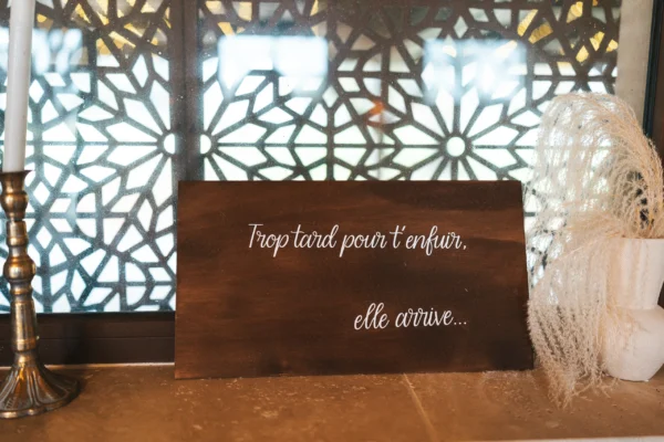 Affiche en bois cérémonie « elle arrive »