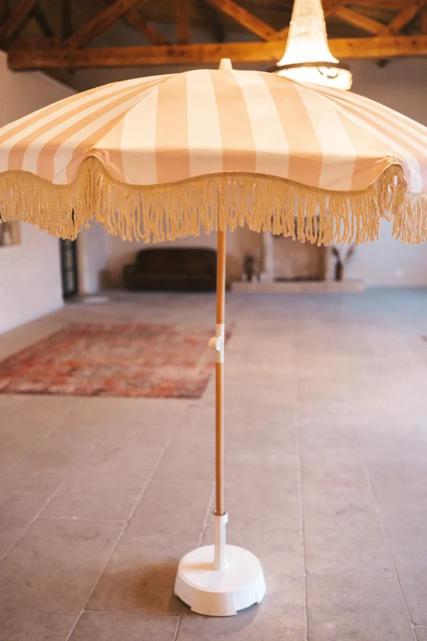 Parasol à rayures rose et blanc
